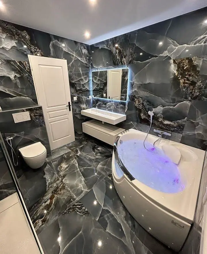 Modern bathroom with large-format porcelain wall tiles